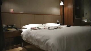 大陆AV剧情：女优面试苗条素人美女AV初体验