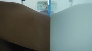 颜值身材都很不错的御姐少妇直播赚外快，在狼友的调教下脱光揉奶玩逼给狼友看特写，舔鸡巴口球道具自慰呻吟