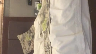 兴奋的少女女同性恋在高清中享受玩具和舔阴