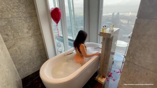 在屋顶使用反女牛仔式体位并射在我的巨乳上