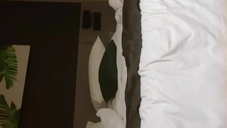 少女在原始肛交动作中被有天赋的伴侣操