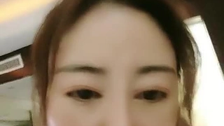 气质文静眼镜妹！近期下海收费秀！苗条身材美腿，脱光光展示，翘起美臀露肥穴，揉搓奶子很是诱惑