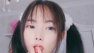 一个女人在射精的时候双腿滴着阴液的女人自慰
