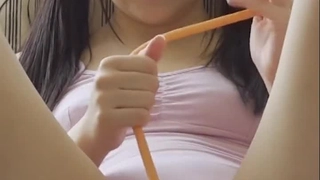 爸爸的女孩在卧室里得到了POV口交和射精