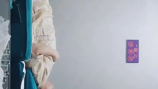 令人难以置信的金发女郎伊丽莎·艾夫斯在热辣的三人行中被两个年长的男人双重插入